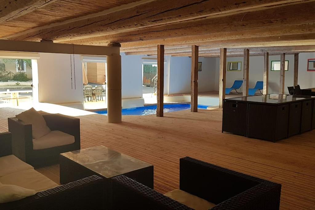 Część wypoczynkowa w obiekcie Grande maison familiale avec piscine couverte