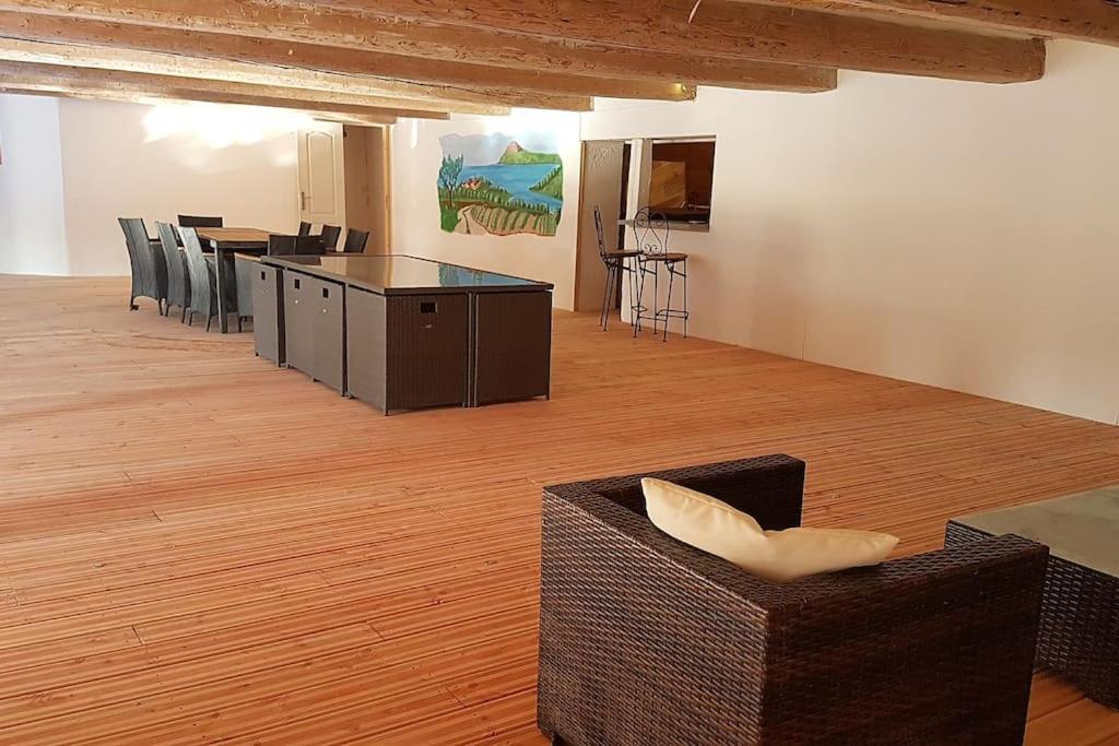 Telewizja i/lub zestaw kina domowego w obiekcie Grande maison familiale avec piscine couverte