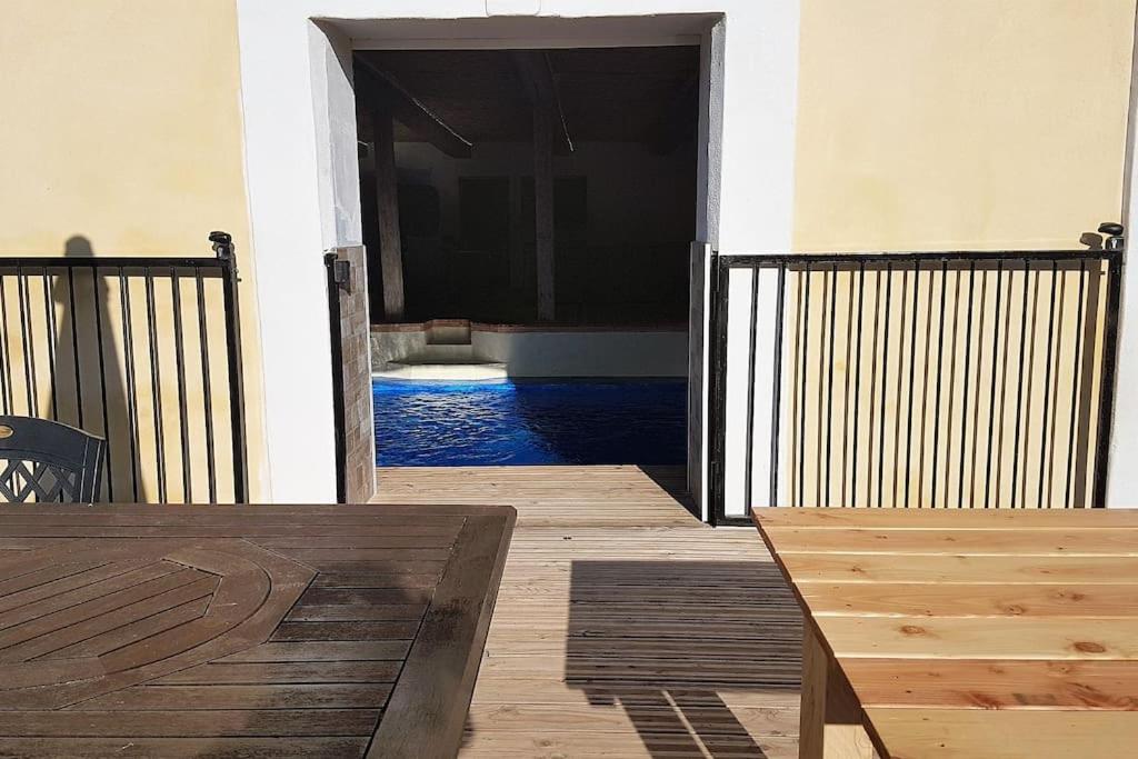 Zdjęcie z galerii obiektu Grande maison familiale avec piscine couverte w mieście Lespignan