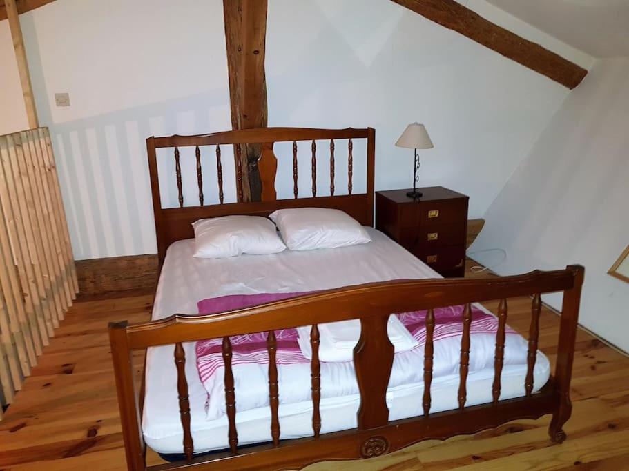 Łóżko lub łóżka w pokoju w obiekcie Grande maison familiale avec piscine couverte