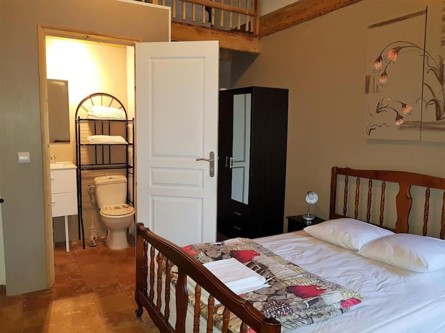 Łóżko lub łóżka w pokoju w obiekcie Grande maison familiale avec piscine couverte