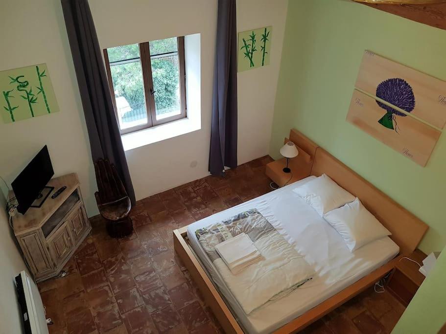 Łóżko lub łóżka w pokoju w obiekcie Grande maison familiale avec piscine couverte