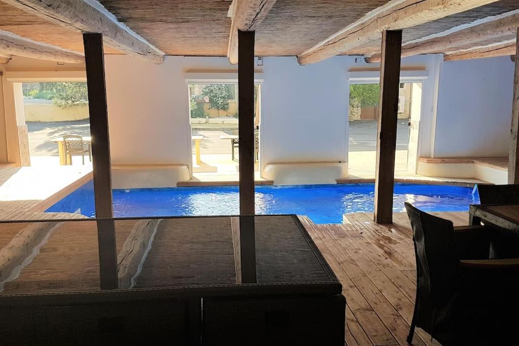 Basen w obiekcie Grande maison familiale avec piscine couverte lub w pobliżu