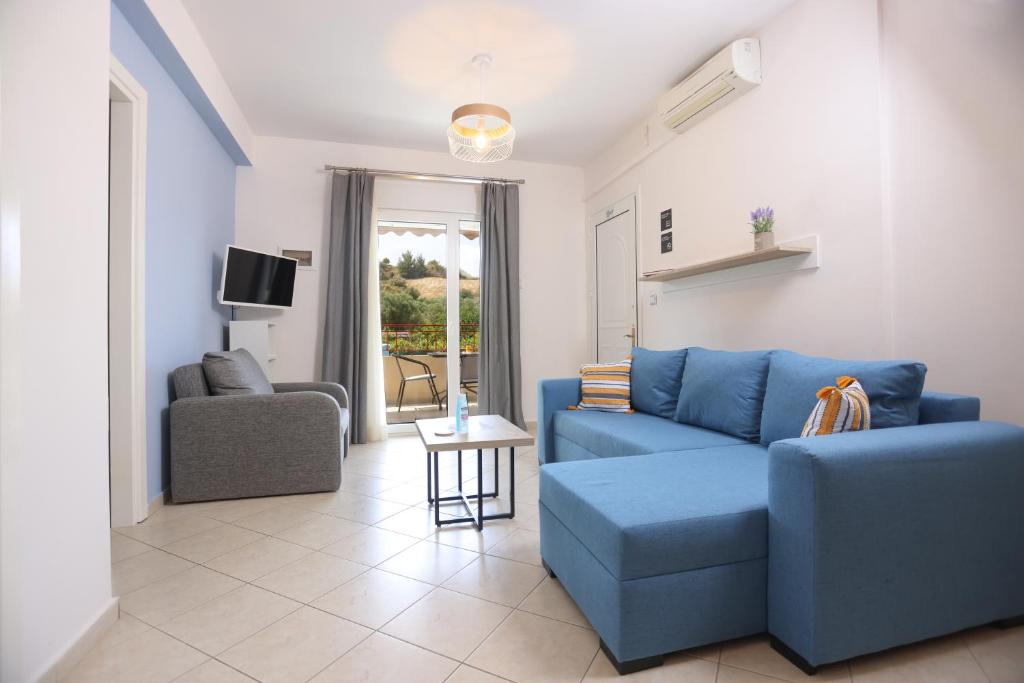 ペフコホリにあるSummer Suite - Premium Apartmentのリビングルーム(青いソファ、椅子付)