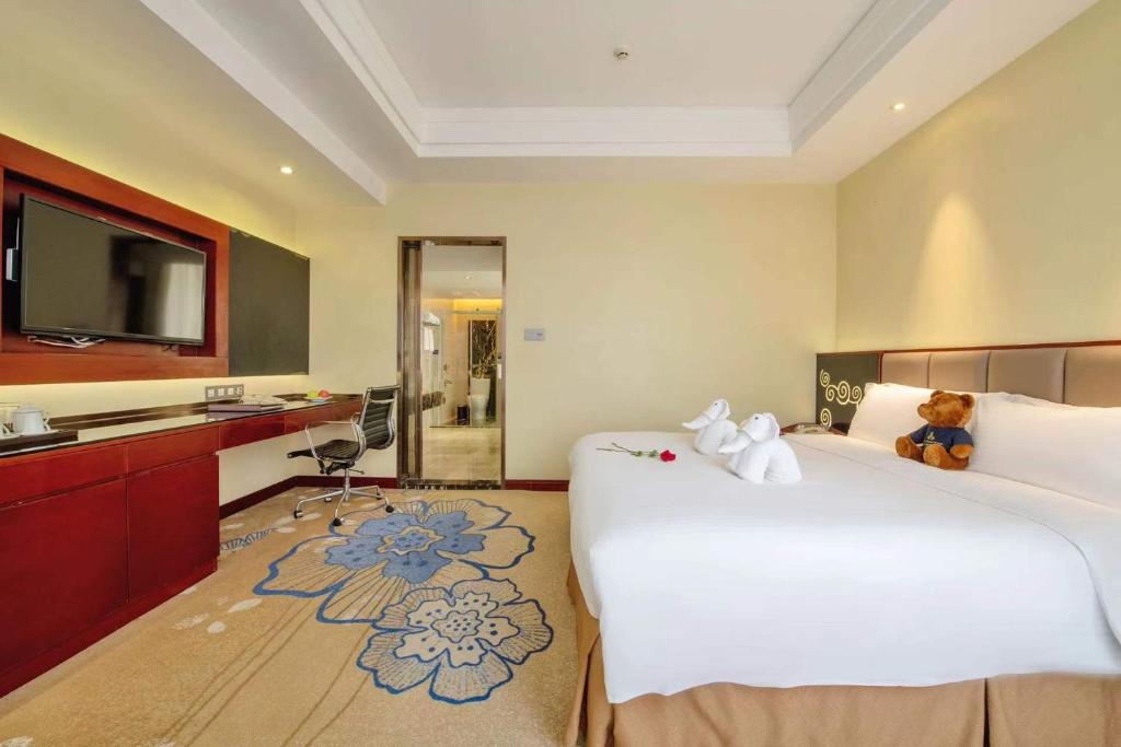 Postel nebo postele na pokoji v ubytování Shenzhen Avant-Garde Hotel
