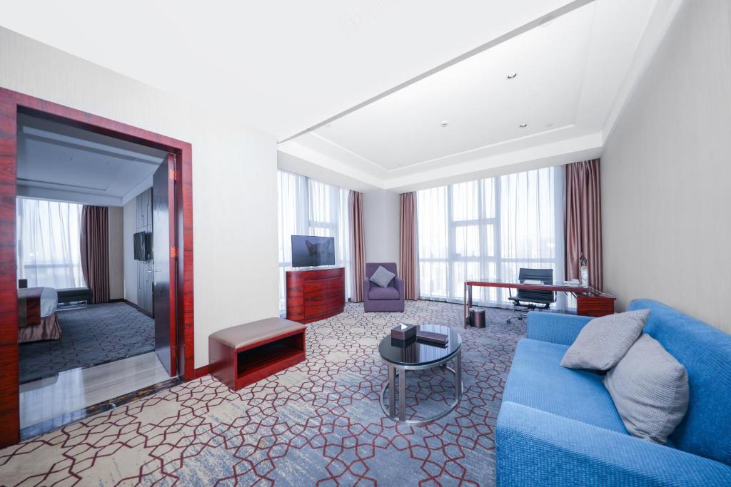 TV a/nebo společenská místnost v ubytování Shenzhen Avant-Garde Hotel