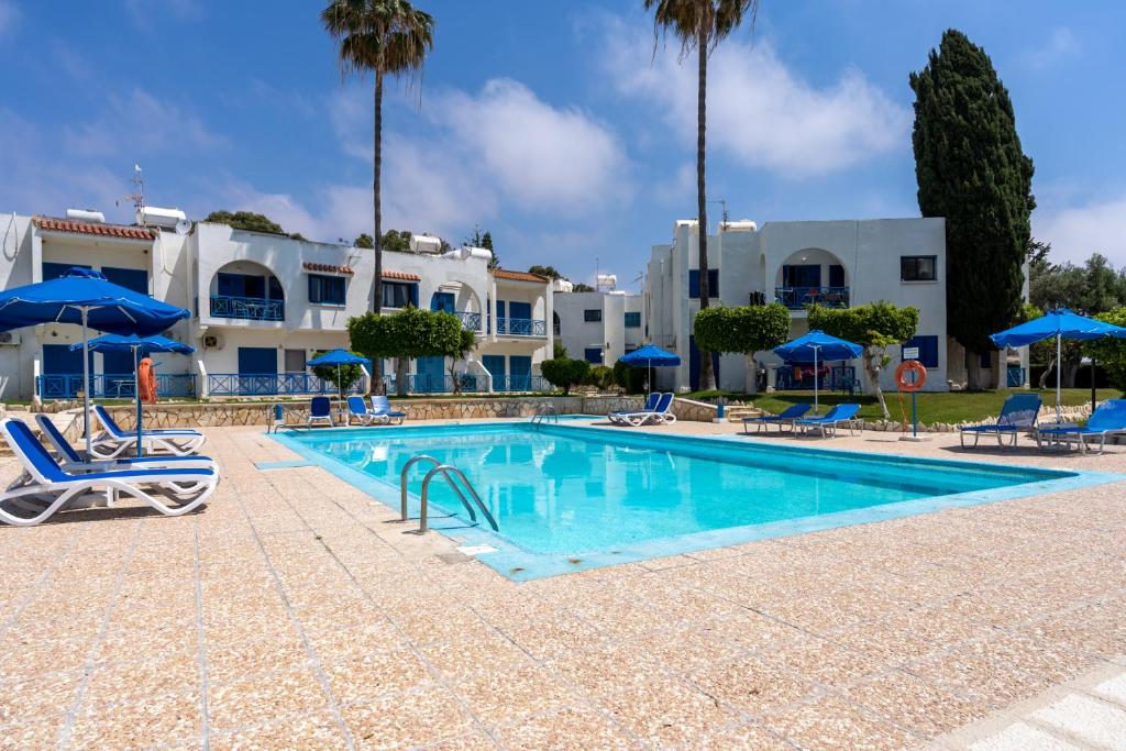 Bazén v ubytování Sea Breeze 1-BR Apt in Pyla nebo v jeho okolí