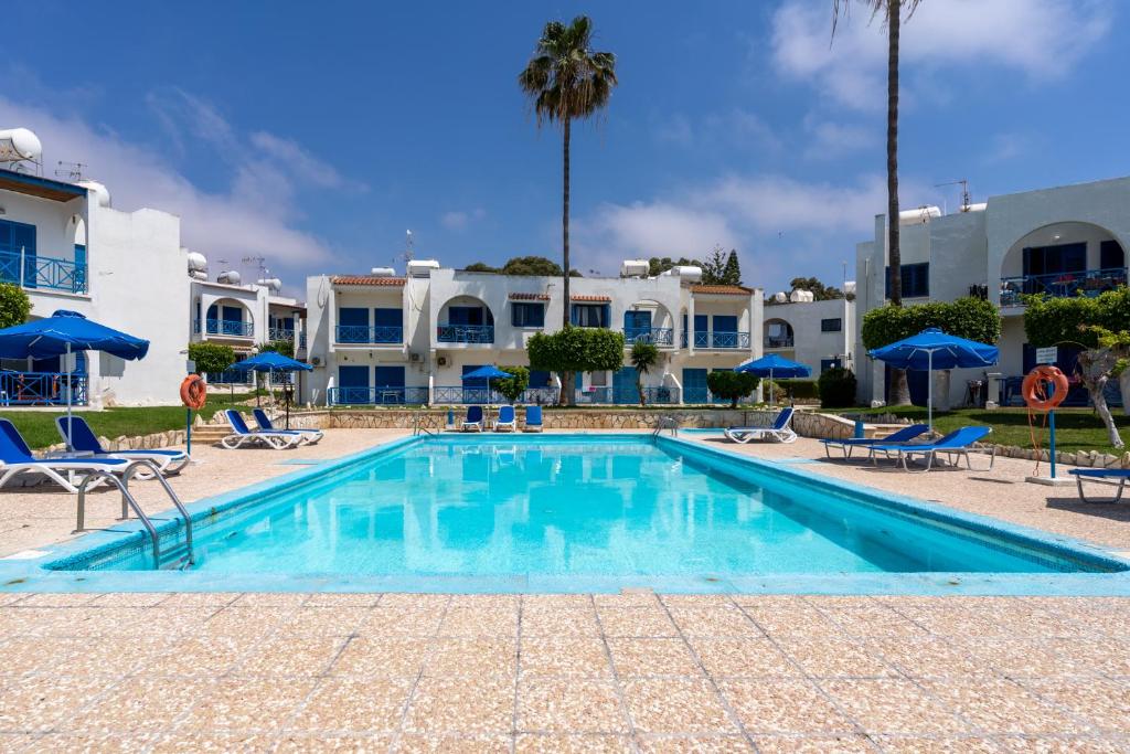 Bazén v ubytování Sea Breeze 1-BR Apt in Pyla nebo v jeho okolí
