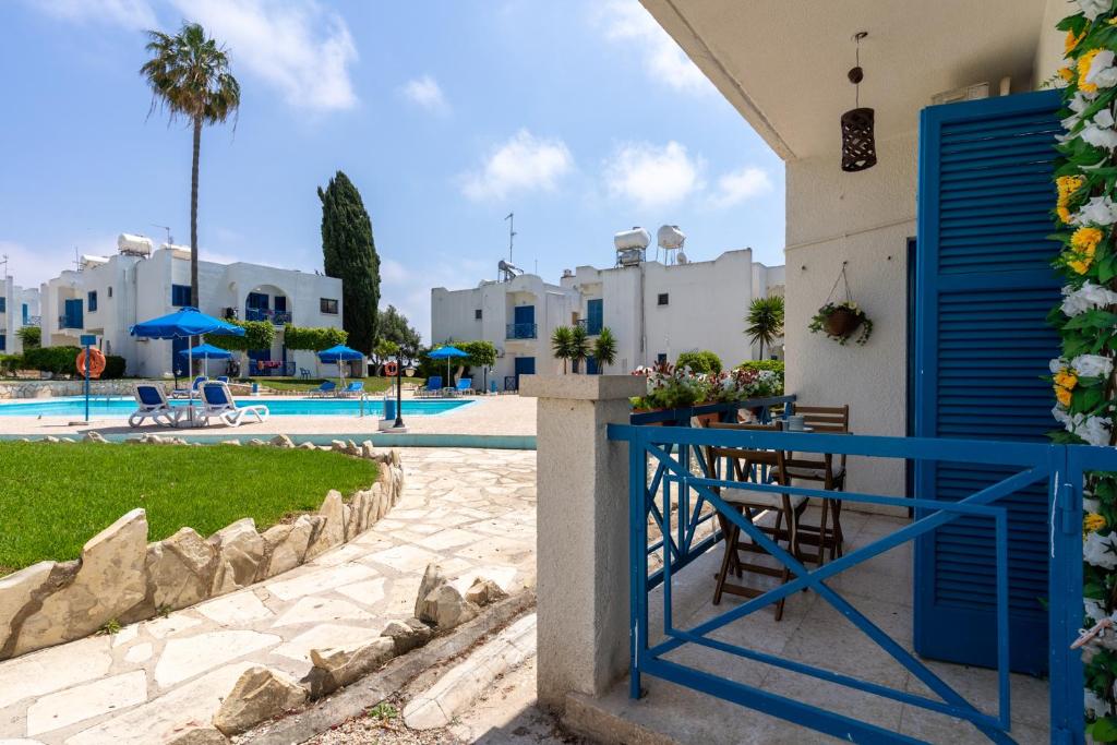 Bazén v ubytování Sea Breeze 1-BR Apt in Pyla nebo v jeho okolí