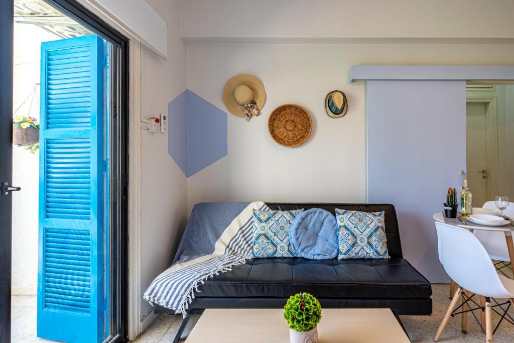 Posezení v ubytování Sea Breeze 1-BR Apt in Pyla