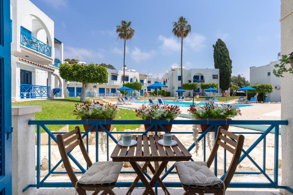 Bazén v ubytování Sea Breeze 1-BR Apt in Pyla nebo v jeho okolí