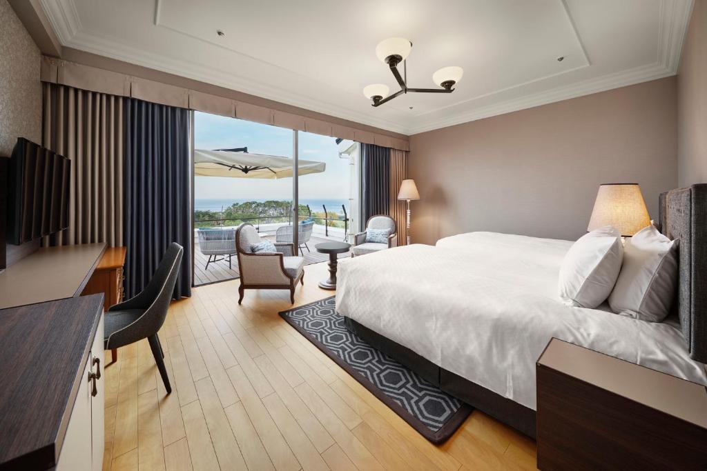 Postel nebo postele na pokoji v ubytování Kawana Hotel