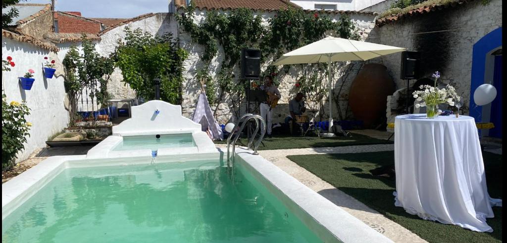 Bazén v ubytování Hotel Rural las Cinco Ranas nebo v jeho okolí