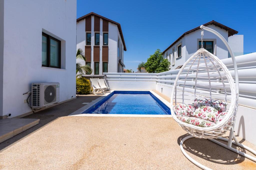 Πισίνα στο ή κοντά στο Sea La Vie 3-BR Villa in Protaras