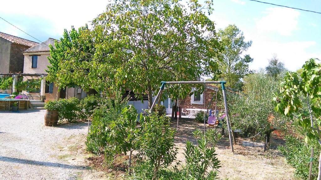 - une aire de jeux dans une cour avec balançoire dans l'établissement Gite en campagne g2072, à Gonfaron