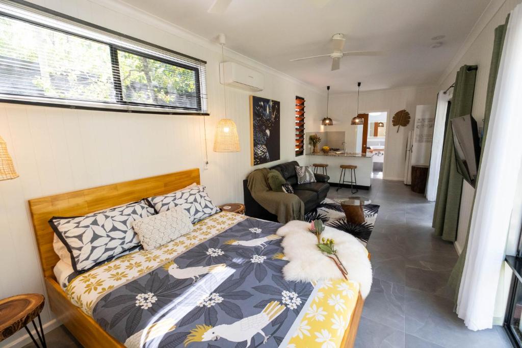 Posezení v ubytování Airlie Beach Eco Cabins - Adults Only