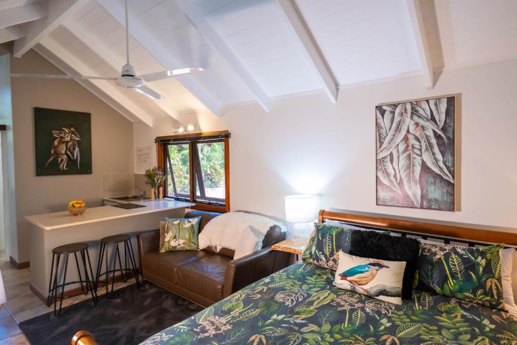 Posezení v ubytování Airlie Beach Eco Cabins - Adults Only