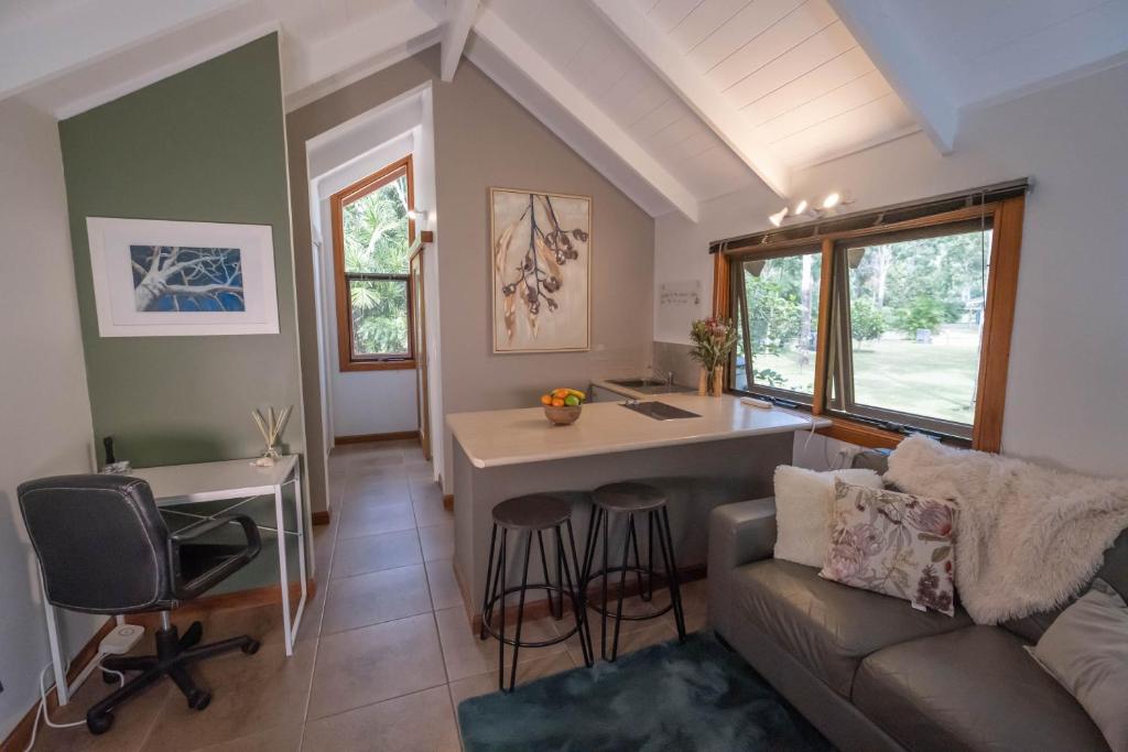 Posezení v ubytování Airlie Beach Eco Cabins - Adults Only