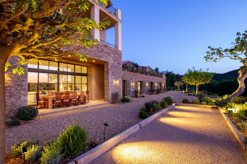 une maison avec un chemin menant à un bâtiment dans l'établissement Le Mas Saint Michel Grimaud, à Grimaud