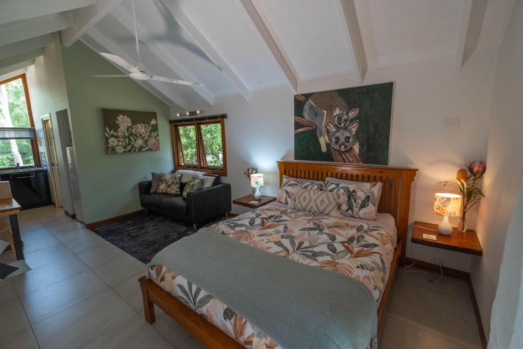 Postel nebo postele na pokoji v ubytování Airlie Beach Eco Cabins - Adults Only