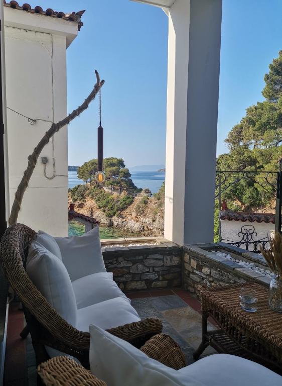 patio con divano e vista sull'oceano di Kappari a Città di Skiathos