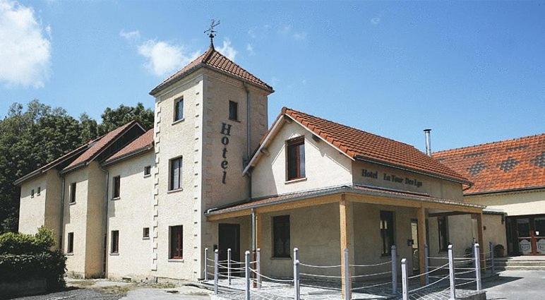 un bâtiment avec une croix en haut dans l'établissement La Tour Des Lys, à Maubeuge