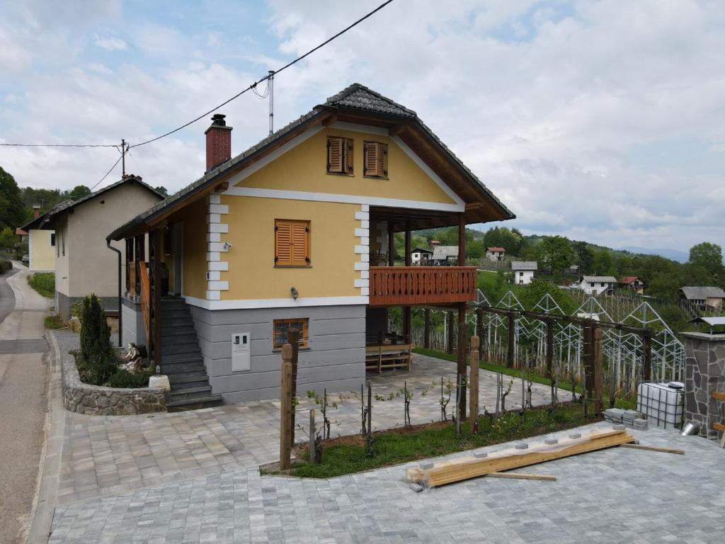 una pequeña casa en construcción con una valla en Vineyard Cottage Stepan en Črnomelj