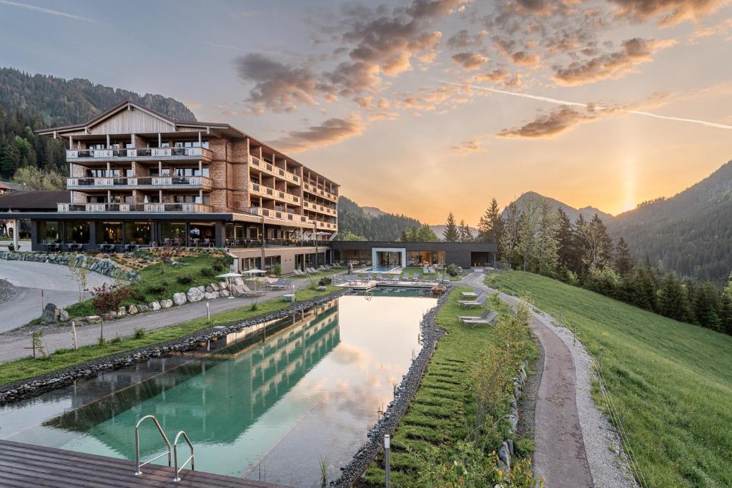 - un accès à un complexe avec piscine dans l'établissement Ruhehotel & Naturresort Rehbach - Adults only, à Schattwald