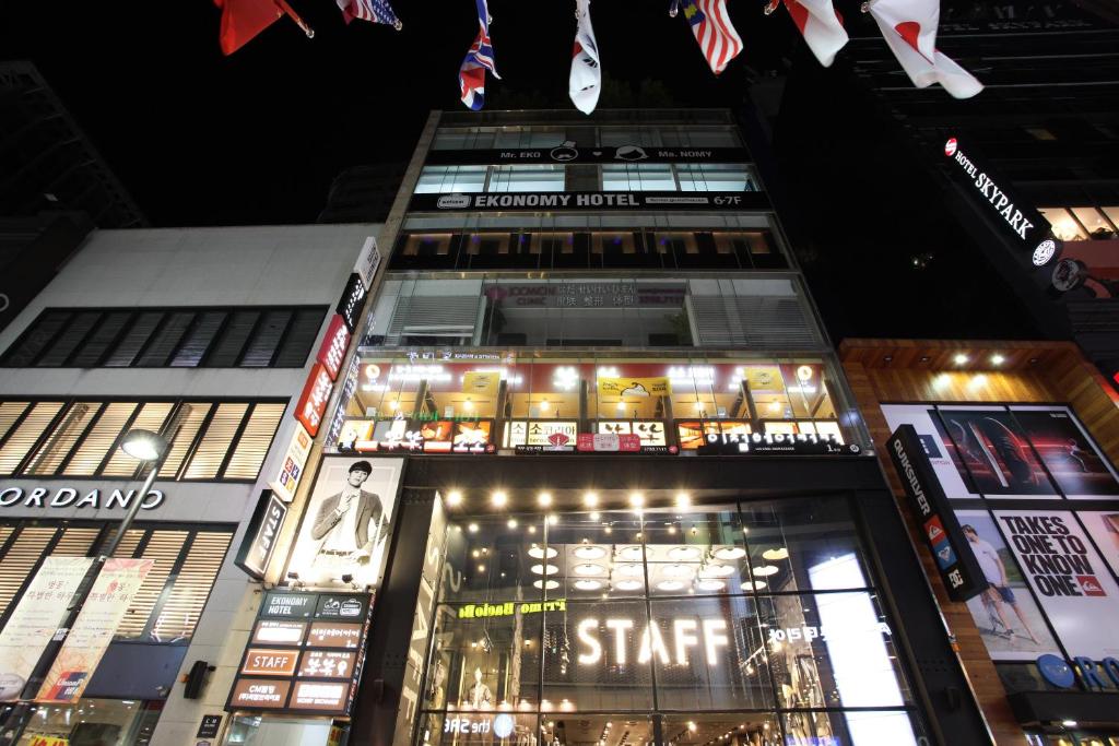 un edificio alto por la noche con luces encendidas en Ekonomy Hotel Myeongdong Premier, en Seúl