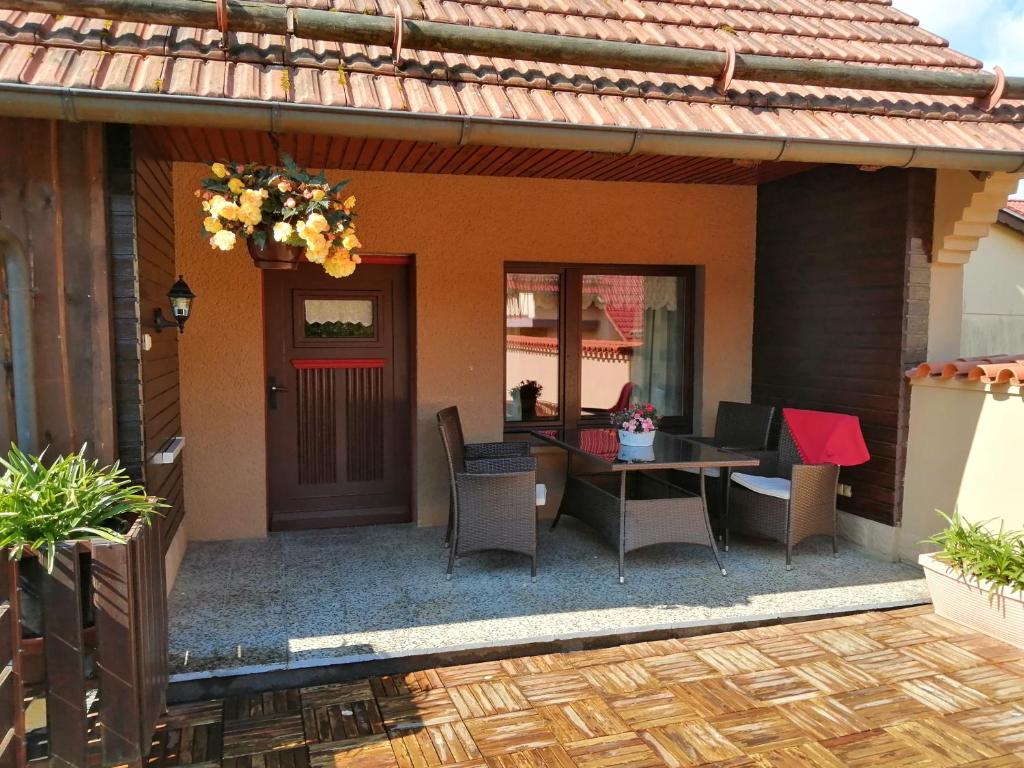 Cette maison dispose d'une terrasse avec une table et des chaises. dans l'établissement Waldblick, à Laudenbach