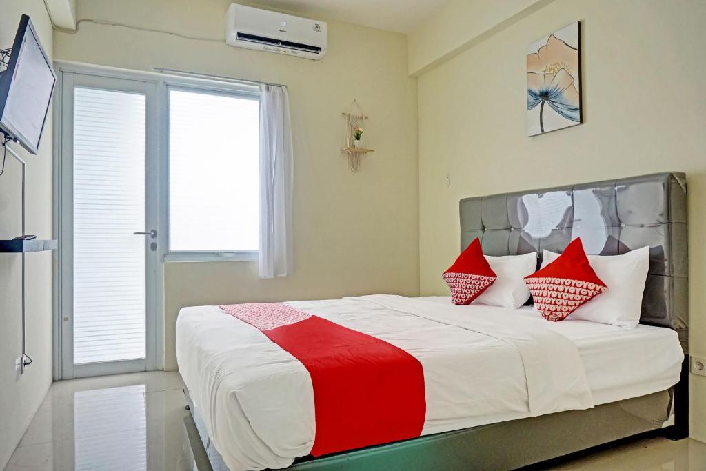 Ліжко або ліжка в номері Super OYO 91139 Skyland Bogorienze Apartment