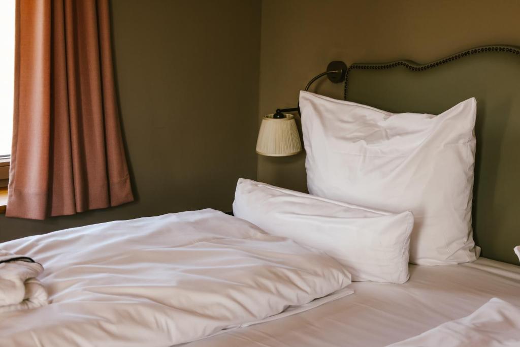 Postel nebo postele na pokoji v ubytování Mimosa Suites