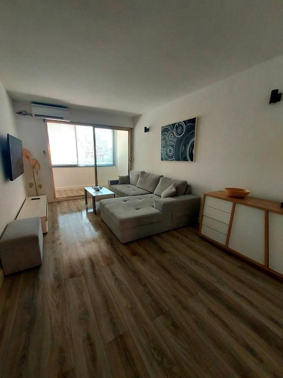 un salon avec un canapé et une table dans l'établissement Appartement T3 plein centre ville, au Lavandou