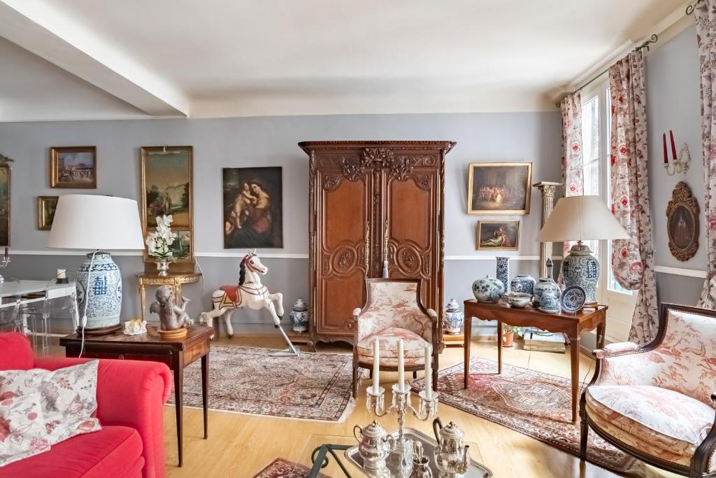 Posezení v ubytování Hôtel des Arceaux