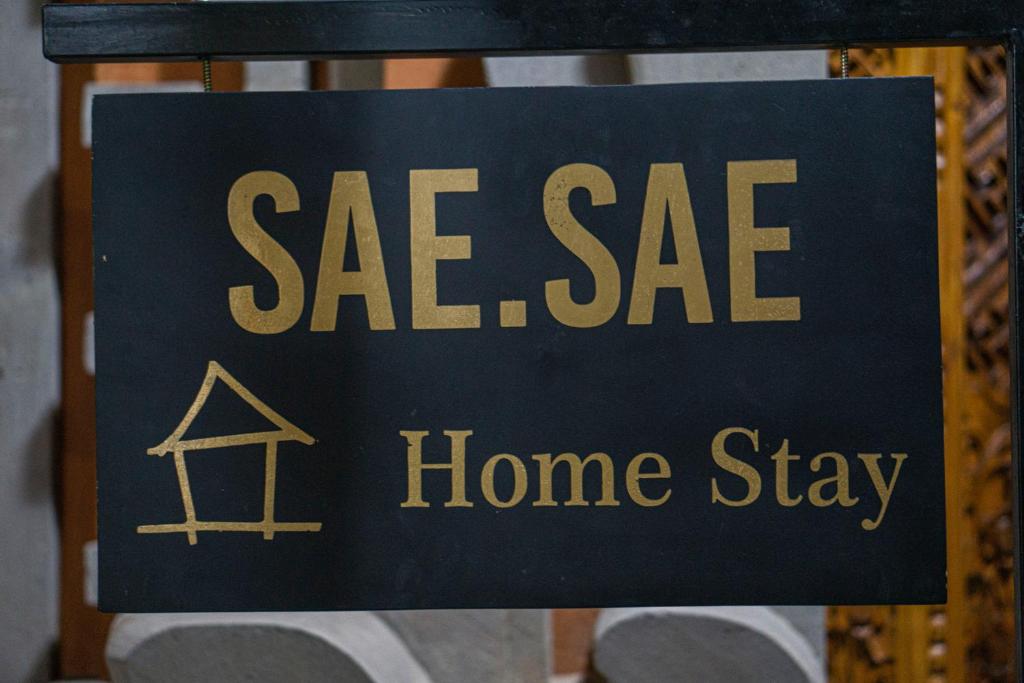 um sinal que lê estadia segura em casa em Sae sae home stay em Ubud