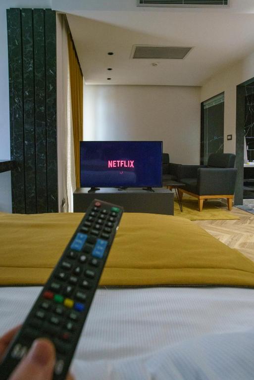 TV a/nebo společenská místnost v ubytování Ador Hotel