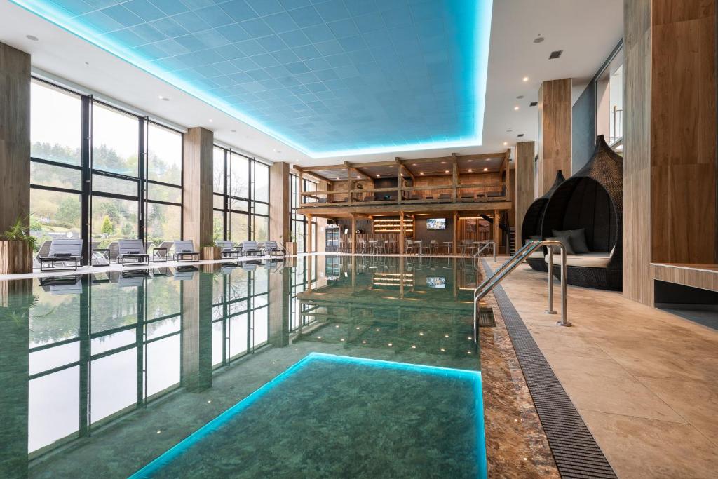 Bazén v ubytování Hotel Sitno Forest Resort nebo v jeho okolí