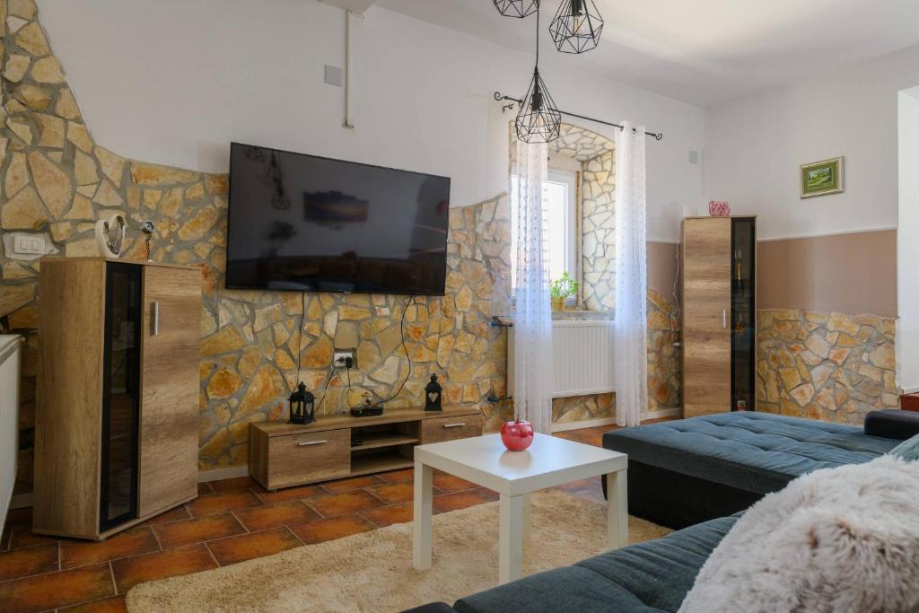 TV a/nebo společenská místnost v ubytování Holiday house Boky