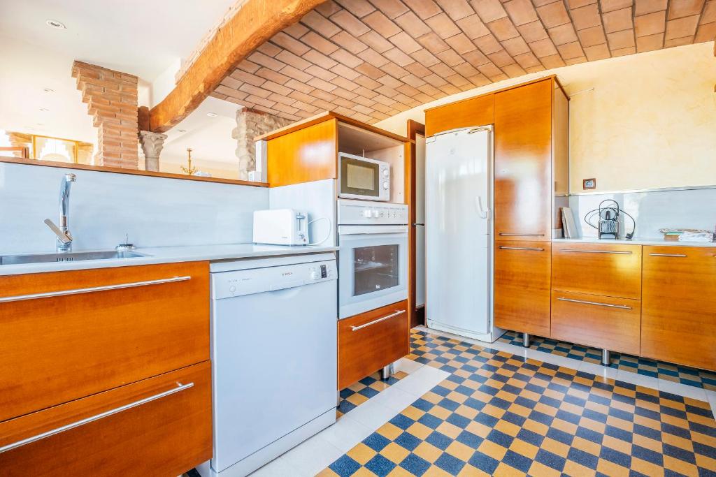 Masia Rural Can Lluci para 14 pax con Piscina y Barbacoa a ...