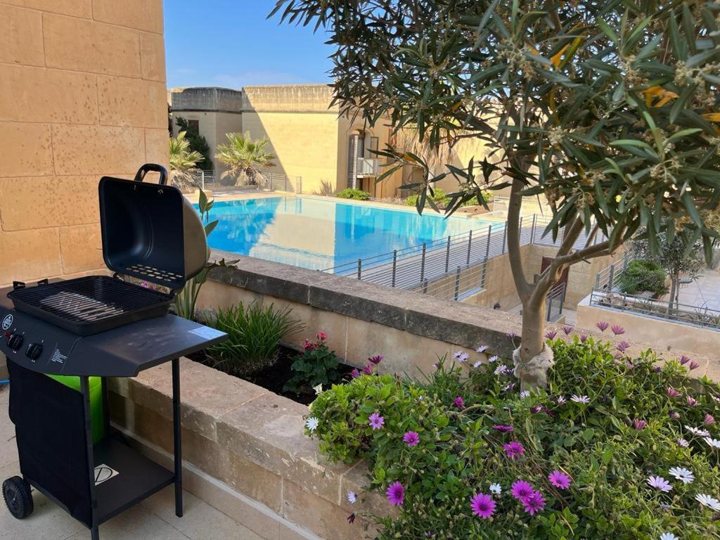 Bazén v ubytování Poolside Luxury Apartment with Patio nebo v jeho okolí