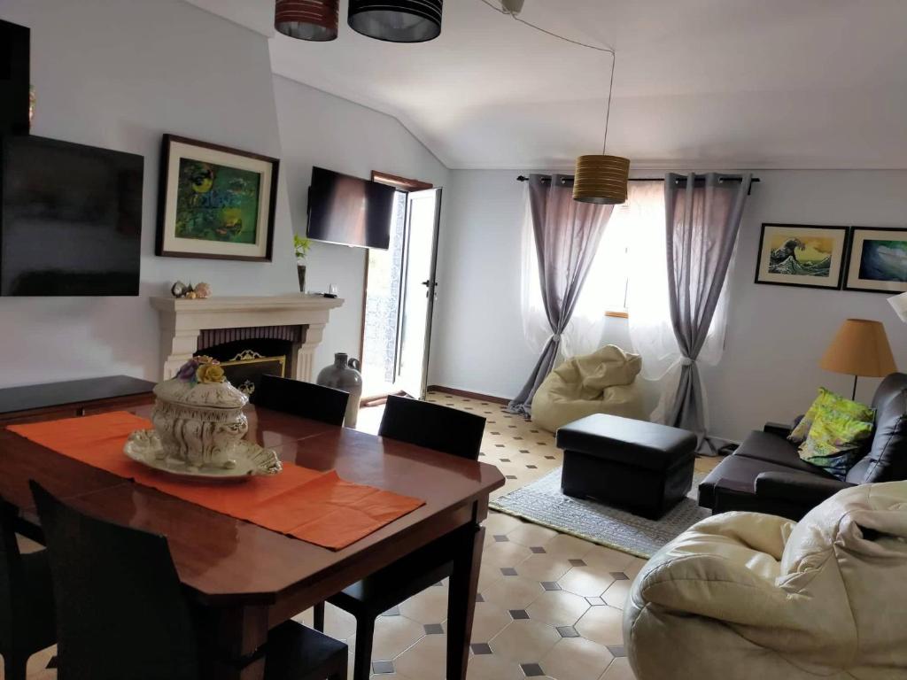 a living room with a table and a couch at Casa da Isilda in Praia da Barra
