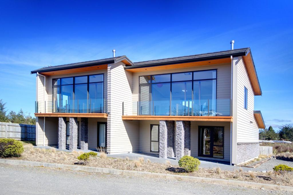 una casa con grandes ventanas de cristal en una calle en Parkview Apartments, en National Park