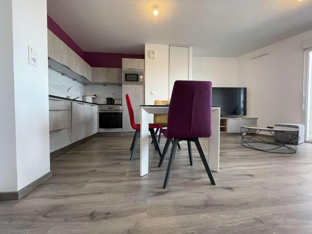 a kitchen with a table and chairs in a room at Appartement La Rochelle, 3 pièces, 4 personnes - FR-1-246-588 in La Rochelle