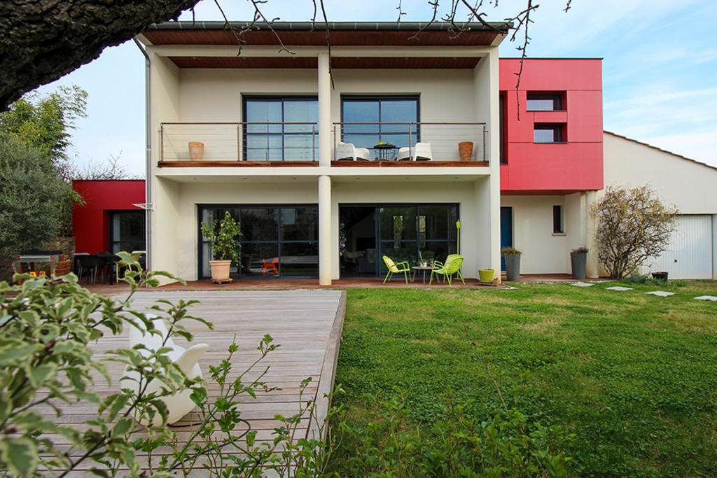 a house with a red and white at La Villa des Temps Modernes in Albi