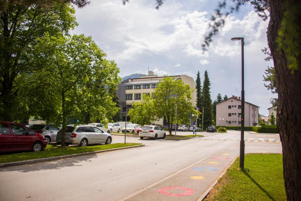 una calle con coches aparcados al costado de la carretera en Hotel Prebold, en Prebold