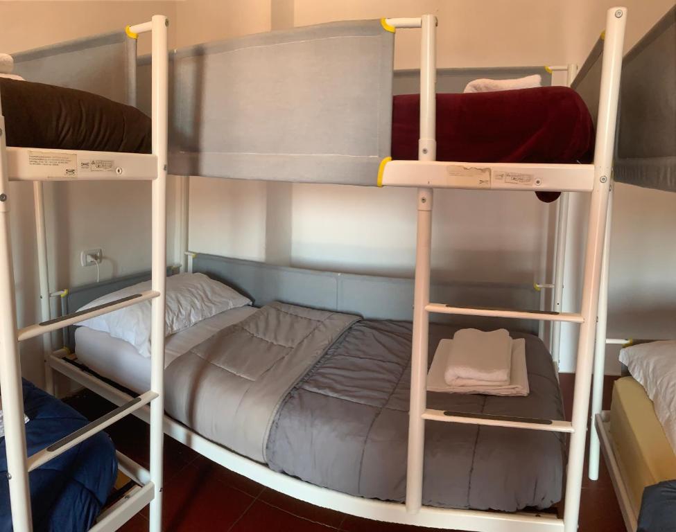 Palanda nebo palandy na pokoji v ubytování Short Stop Room