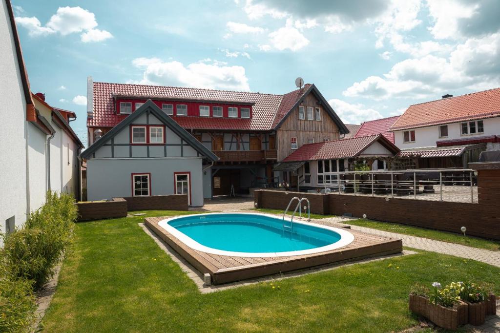 einen Pool im Hof eines Hauses in der Unterkunft B&B Talstation in Hörselberg-Hainich