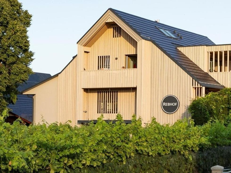 un gran edificio de madera con techo negro en Ferienhaus Rebhof, en Nonnenhorn