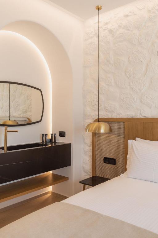 Postel nebo postele na pokoji v ubytování Calma Suites Mykonos