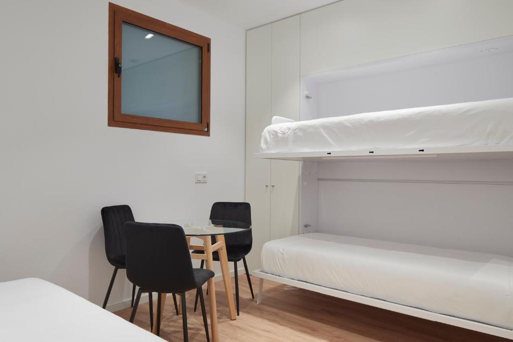 Postel nebo postele na pokoji v ubytování Hotel Iriguibel Huarte Pamplona